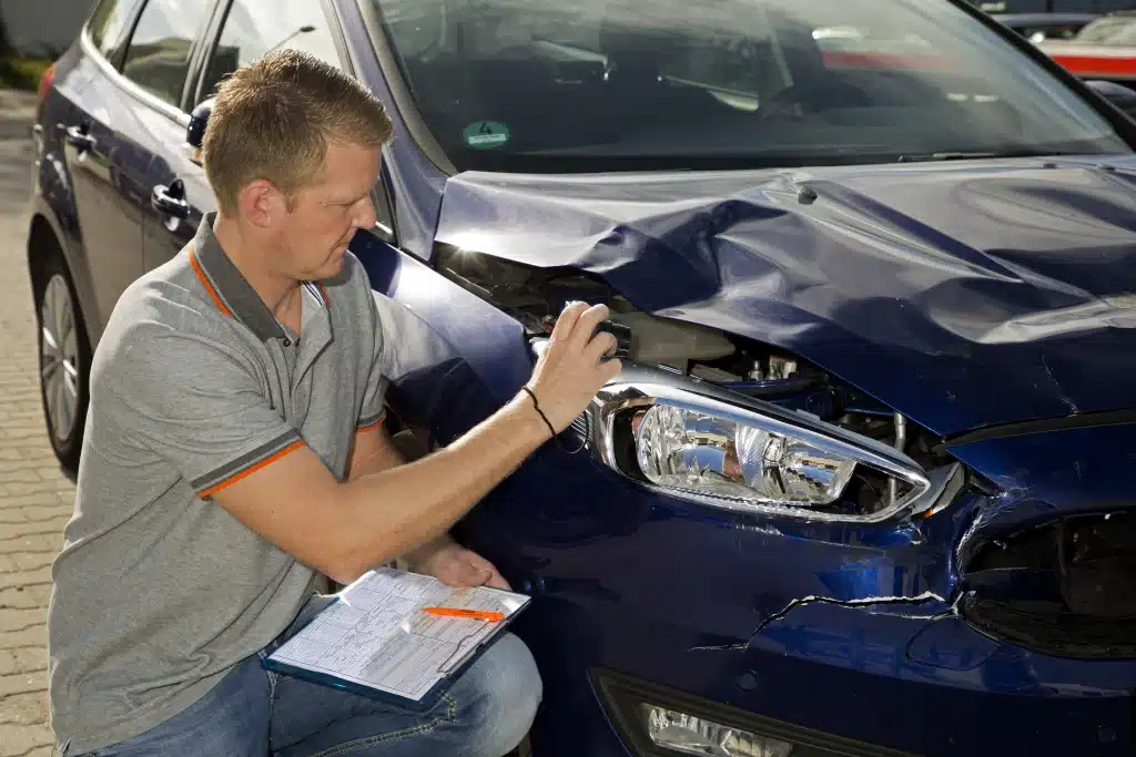 KFZ-Gutachter erstellt ein Fahrzeuggutachten in der Werkstatt.