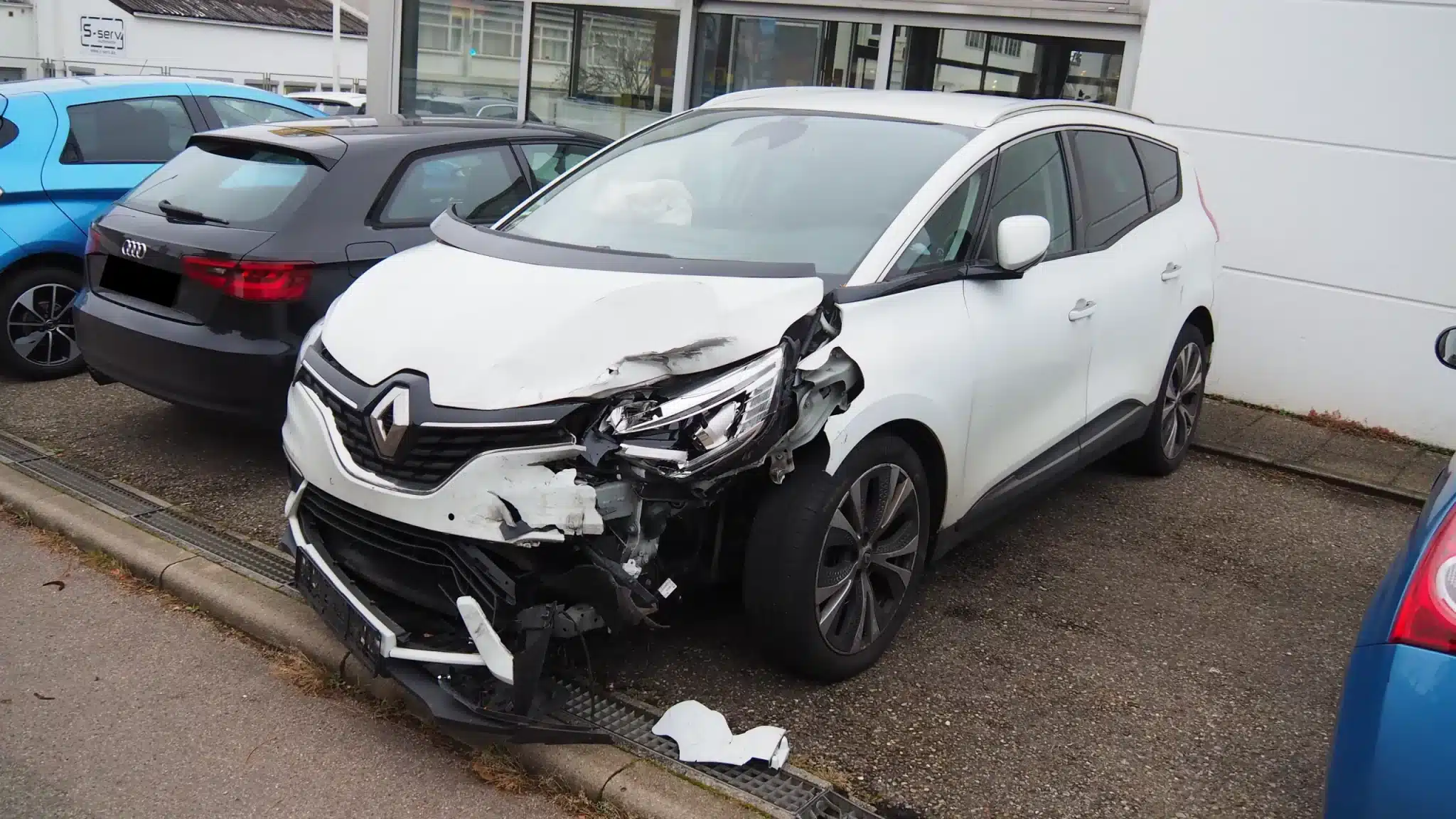 Gutachter erstellt ein Unfallgutachten für einen beschädigten PKW.