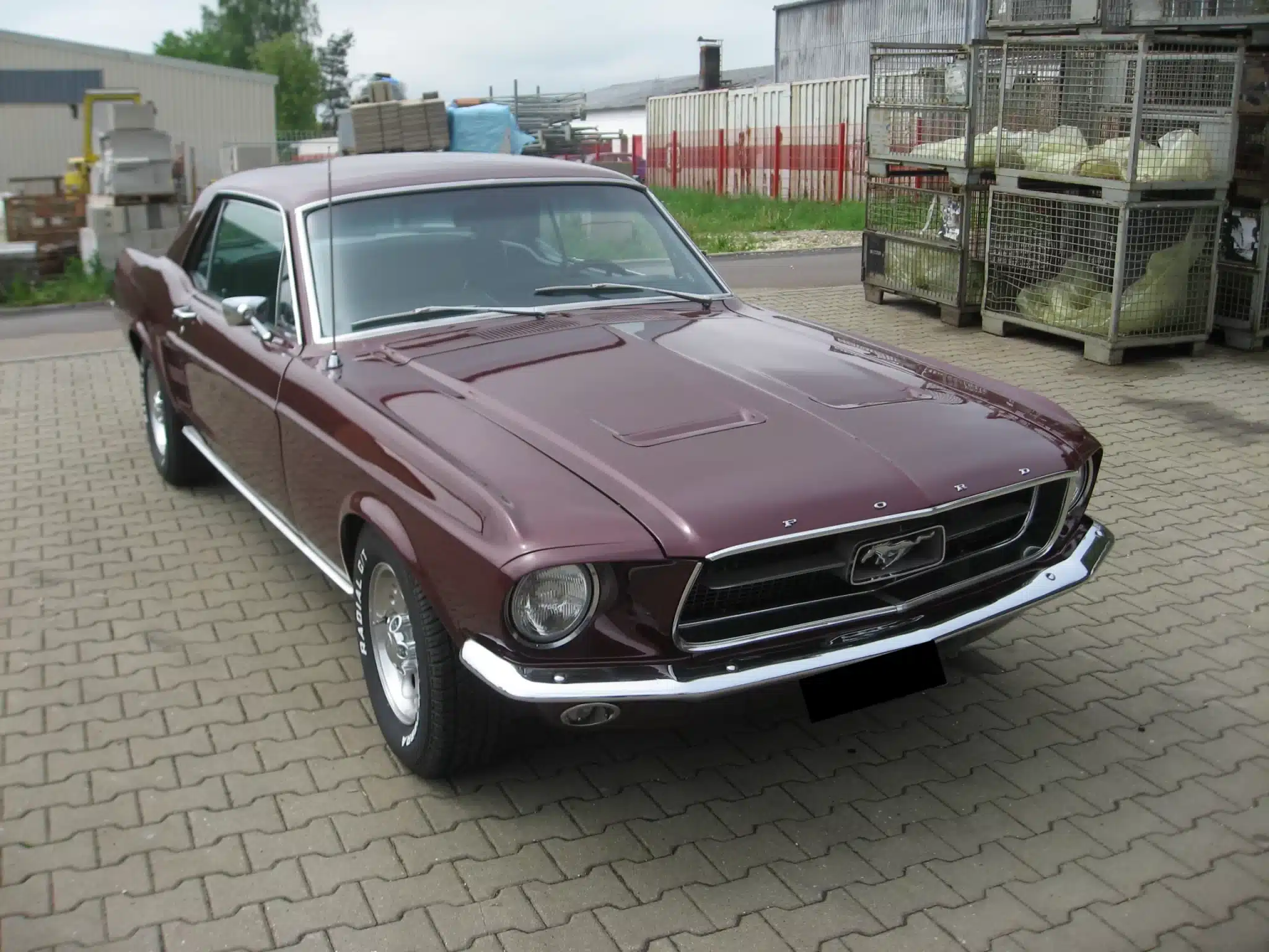 Oldtimer-Gutachter erstellt ein Gutachten für einen historischen Klassiker.